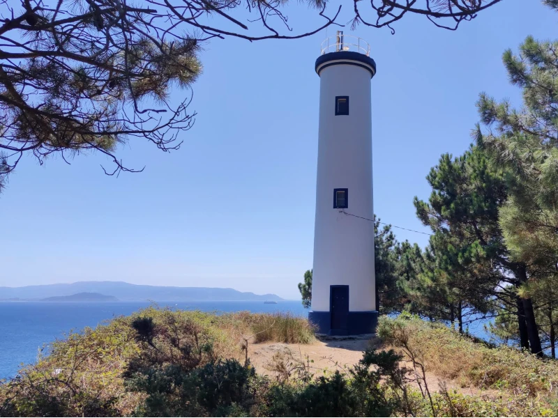 Faro de Punta Subrido Costa da Vela